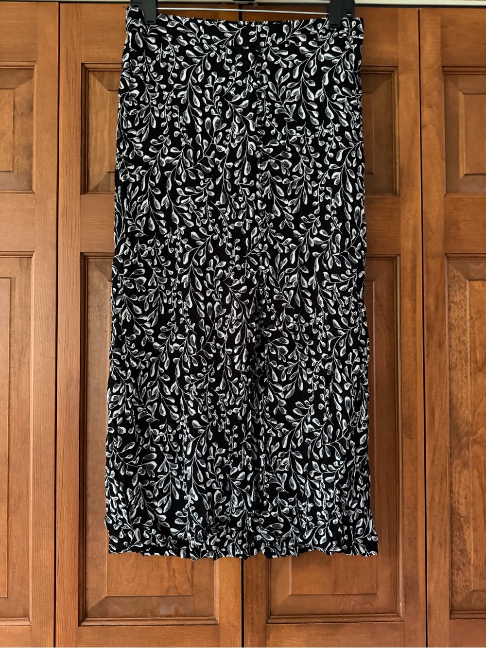 J. Jill Black and White Leaf-Print Midi Skirt